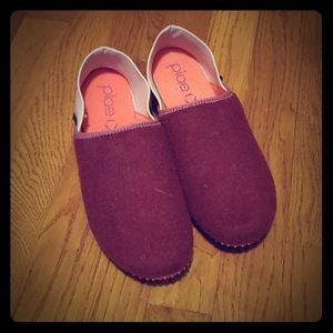 Plae Thai-ha Slippers, size 8.5
